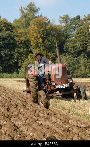 Le tracteur dans un champ Banque D'Images