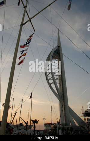 Tour Spinnaker et marina de Gunwharf Quays Portsmouth Hampshire Angleterre au crépuscule Banque D'Images