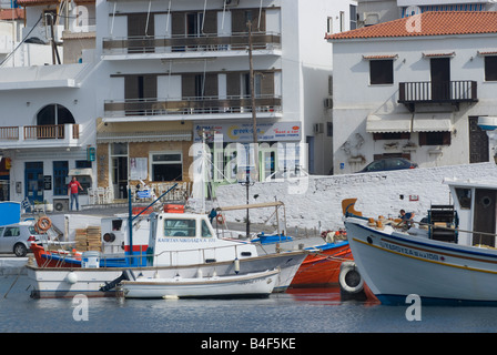 La ville de Batsi grec typique à l'architecture traditionnelle de l'île d'Andros Cyclades Grèce Mer Egée Banque D'Images