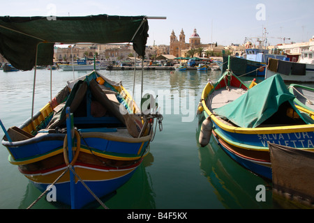 Luzzu bateaux dans le port de Marsaxlokk, Malte. Banque D'Images