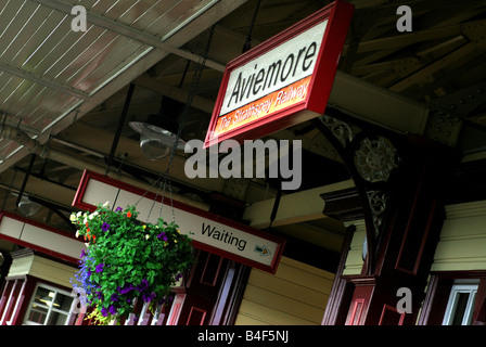 La gare d'Aviemore plate-forme qui a été rénové et offre maintenant le début d'un chemin de fer à vapeur pittoresque Banque D'Images