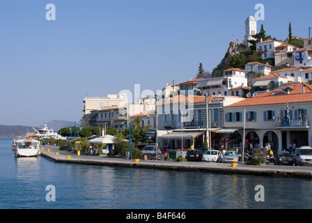 Une partie de la ville de Poros et au bord de l'île de Poros, Grèce îles grecques de la mer Égée Banque D'Images