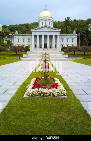 Montpellier, Vermont. State Capitol Building avec des fleurs Banque D'Images