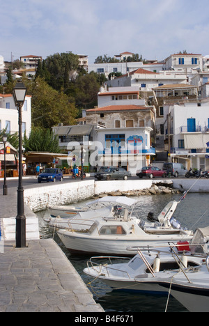 La ville de Batsi grec typique à l'architecture traditionnelle de l'île d'Andros Cyclades Grèce Mer Egée Banque D'Images