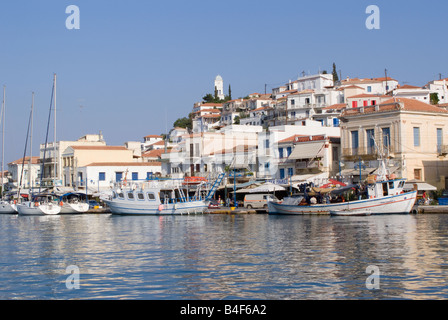 Une partie de la ville de Poros et au bord de l'île de Poros, Grèce îles grecques de la mer Égée Banque D'Images