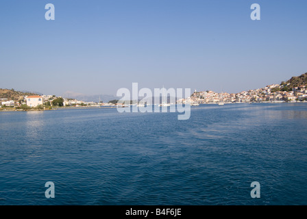 Les villes de Galatas (à gauche) dans la Grèce continentale et l'île grecque de l'île de Poros Poros dans la mer Égée depuis un Yacht Banque D'Images