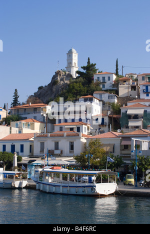 Une partie de la ville de Poros et au bord de l'île de Poros, Grèce îles grecques de la mer Égée Banque D'Images