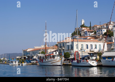 Une partie de la ville de Poros et au bord de l'île de Poros, Grèce îles grecques de la mer Égée Banque D'Images