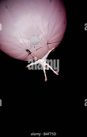 'Un' Helionaut suspendu à une 'Héliosphère' est baissé dans une foule en attente d'interagir avant été prises. Banque D'Images