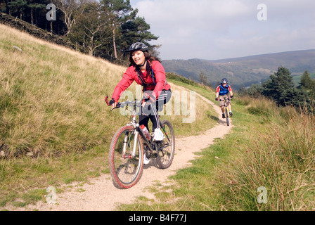Randonnée cycliste Le Hayfield Parc national de Peak District Derbyshire England UK GO Banque D'Images