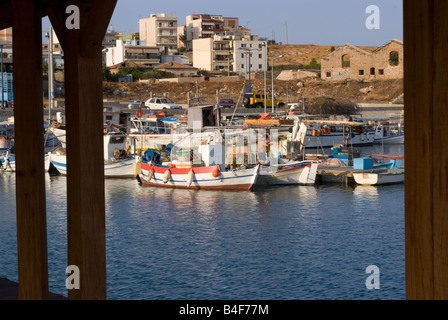 Une partie de la flotte de pêche côtière à Lavrion Grèce port Grèce continentale Grèce mer Egéé Banque D'Images