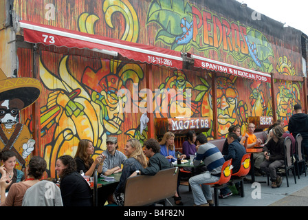 Dîners au trottoir tables à Pedros espagnol et la cuisine mexicaine dans le quartier quartier Dumbo à Brooklyn à New York Banque D'Images