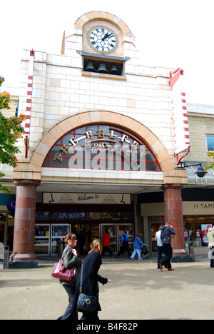 Le beffroi d'entrée du centre commercial, High Street, Redhill, Surrey, Angleterre, Royaume-Uni Banque D'Images