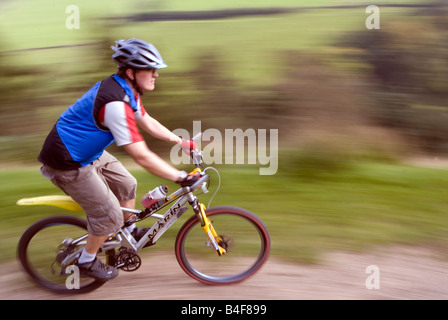 Randonnée cycliste Le Hayfield Parc national de Peak District Derbyshire England UK GO Banque D'Images