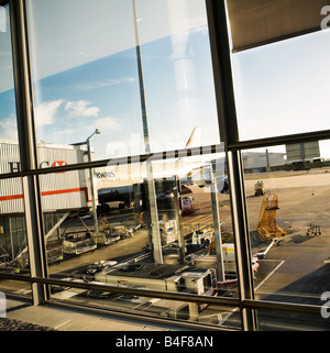 Voir le produit fenêtre ensoleillée sur avion stationné à l'aéroport Heathrow de Londres, en Angleterre Banque D'Images