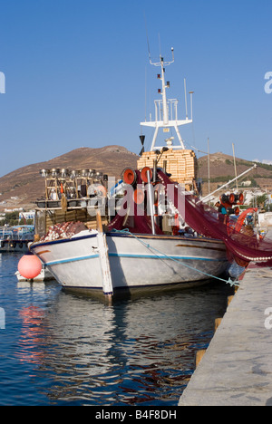 Grand bateau de pêche avec filets rouge à Paros Ville Harbour à l'île de Paros Cyclades Grèce Mer Egée Banque D'Images