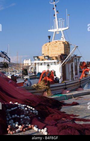 Grand bateau de pêche avec filets rouge à Paros Ville Harbour à l'île de Paros Cyclades Grèce Mer Egée Banque D'Images