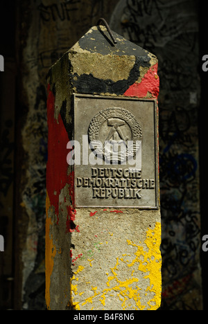 Ancien Deutsche Demokratische Republik border stone au Musée du Mur de Checkpoint Charlie, Berlin Banque D'Images