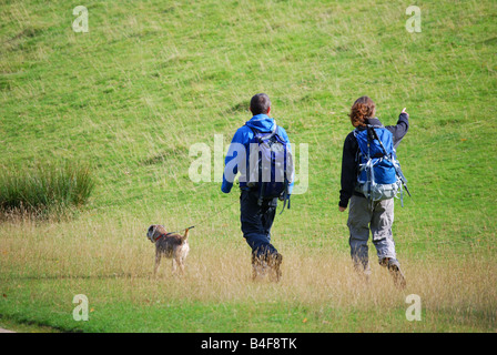 Couple walking dog, Knole Park, Sevenoaks, Kent, Angleterre, Royaume-Uni Banque D'Images