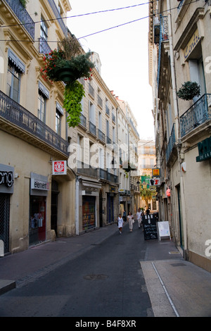 Une rue étroite pittoresque bordée de boutiques et d'appartements à Montpellier, dans le sud de la France. Banque D'Images
