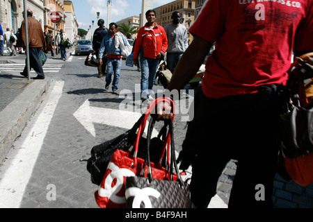 Les immigrants à la vente de marchandises par le Vatican à Rome Banque D'Images