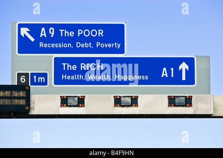 Signe autoroutier britannique financial concept les différences économiques entre les riches et les pauvres / Nord / Sud Angleterre UK Banque D'Images