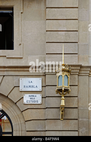 Une plaque de rue et le mur de la lumière sur un bâtiment sur "la rambla" Barcelone, Espagne Banque D'Images