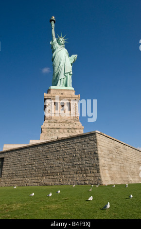 Statue de la liberté dans le port de New York Banque D'Images