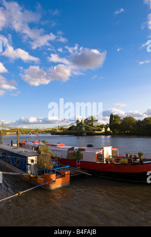 Péniches amarrées par sur la Thames par Hammersmith Bridge Londres W6 United Kingdom Banque D'Images