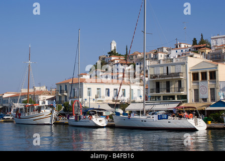 Une partie de la ville de Poros et au bord de l'île de Poros, Grèce îles grecques de la mer Égée Banque D'Images