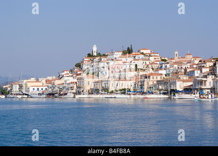 Une partie de la ville de Poros et au bord de l'île de Poros, Grèce îles grecques de la mer Égée Banque D'Images