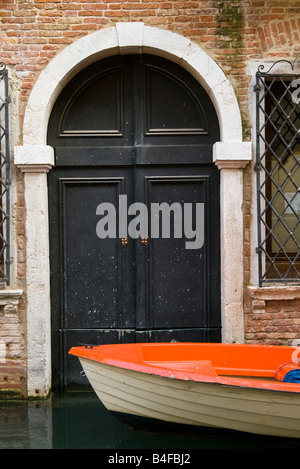 Voile & détail porte sur les canaux de Venise, Italie. Banque D'Images