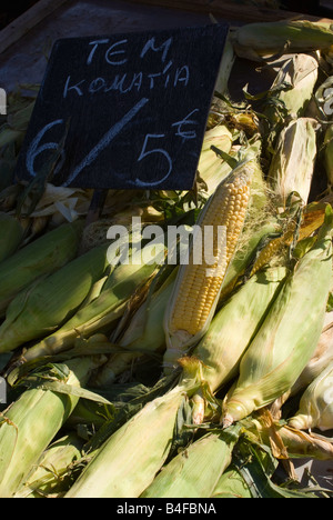 Maïs frais en épi en vente au marché de fruits et légumes de Lavrion Grèce continentale Grèce Banque D'Images