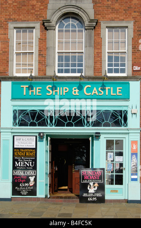 Le navire et Castle pub dans le port de Portsmouth Hampshire en Angleterre. Banque D'Images