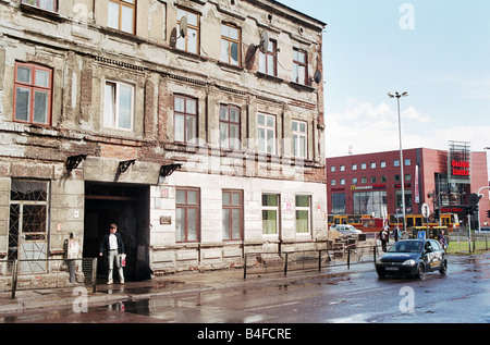 Vieille bâtisse, avec un centre commercial de l'backgorund, Lodz, Pologne Banque D'Images