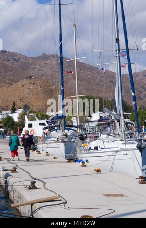 Yachts amarrés dans le port de Livadi Ville Île de Serifos Cyclades Grèce Mer Egée Banque D'Images