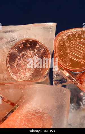 Pièce d'avoirs gelés de l'argent comptant dans un bloc de glace concept gel financier Banque D'Images