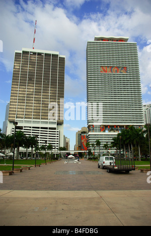 Tours de deux gratte-ciel vu dans le centre-ville de Miami Banque D'Images