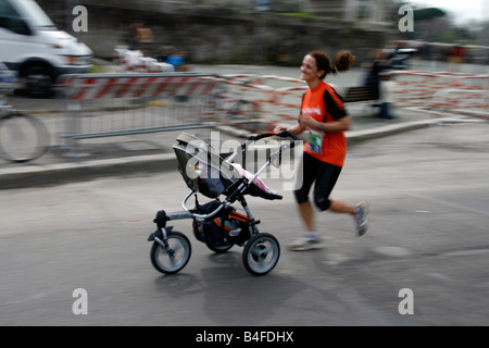 Femme poussant la pram en marathon de Rome 2008 Banque D'Images