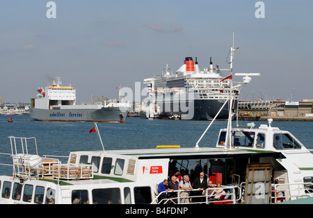 Port de Southampton England UK Queen Mary 2 et MV Symphorine Cobelfret Ferries et navires en premier plan le ferry de Hythe Banque D'Images