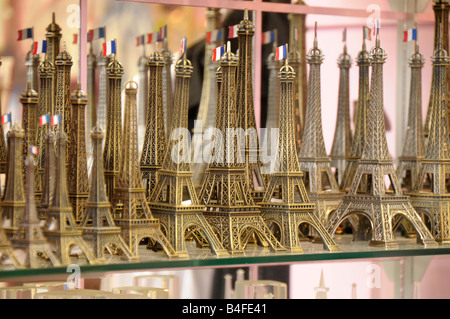 Tour Eiffel miniature dans une boutique de souvenirs à Paris France Banque D'Images