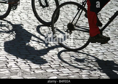 Shadow deux motos en action dans la rue à Rome au soleil Banque D'Images
