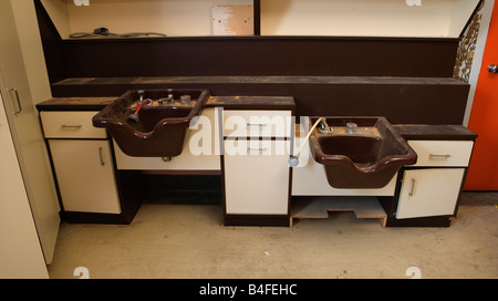 Un poste de lavage des cheveux à une aile de l'hôpital abandonné au Centre médical de Saint-joseph qui a été démoli après ces photos où faites. Banque D'Images