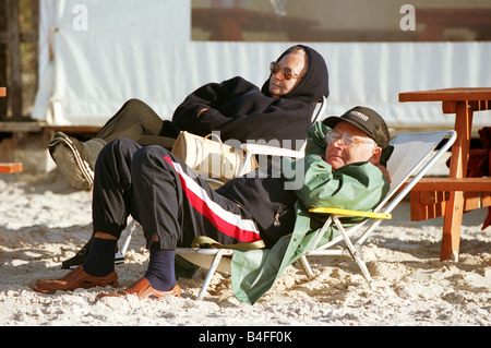 Couple de personnes âgées sur les transats sur la mer Baltique à Leba, Pologne Banque D'Images