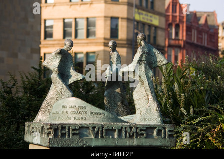 Bradford City Centre, Centenary Square montrant le Bradford City Memorial. Banque D'Images