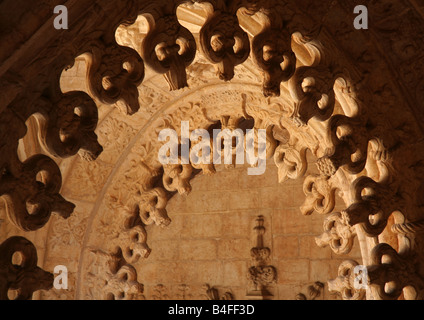 Arches décorées de l'histoire deux cloîtres de Mosteiro dos Jeronimos Banque D'Images