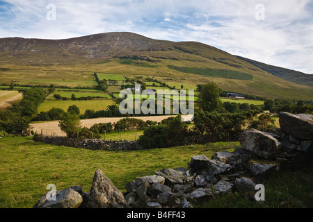 Scène rurale typique et ferme isolée dans les montagnes de Mourne près de Bryansford, comté de Down, Irlande du Nord Banque D'Images
