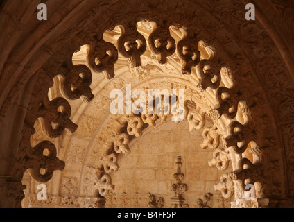 Arches décorées de l'histoire deux cloîtres de Mosteiro dos Jeronimos Banque D'Images