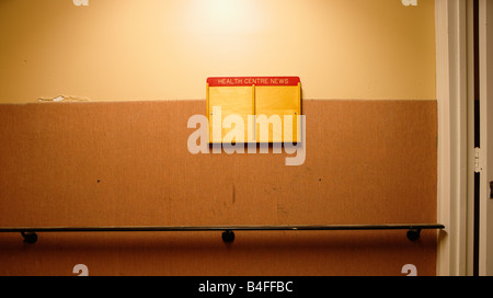 Un hôpital abandonné du corridor de l'aile au Centre médical de Saint-joseph qui a été démoli après ces photographies ont été prises et une nouvelle aile a été construite Banque D'Images