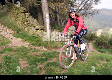 Randonnée cycliste Le Hayfield Parc national de Peak District Derbyshire England UK GO Banque D'Images